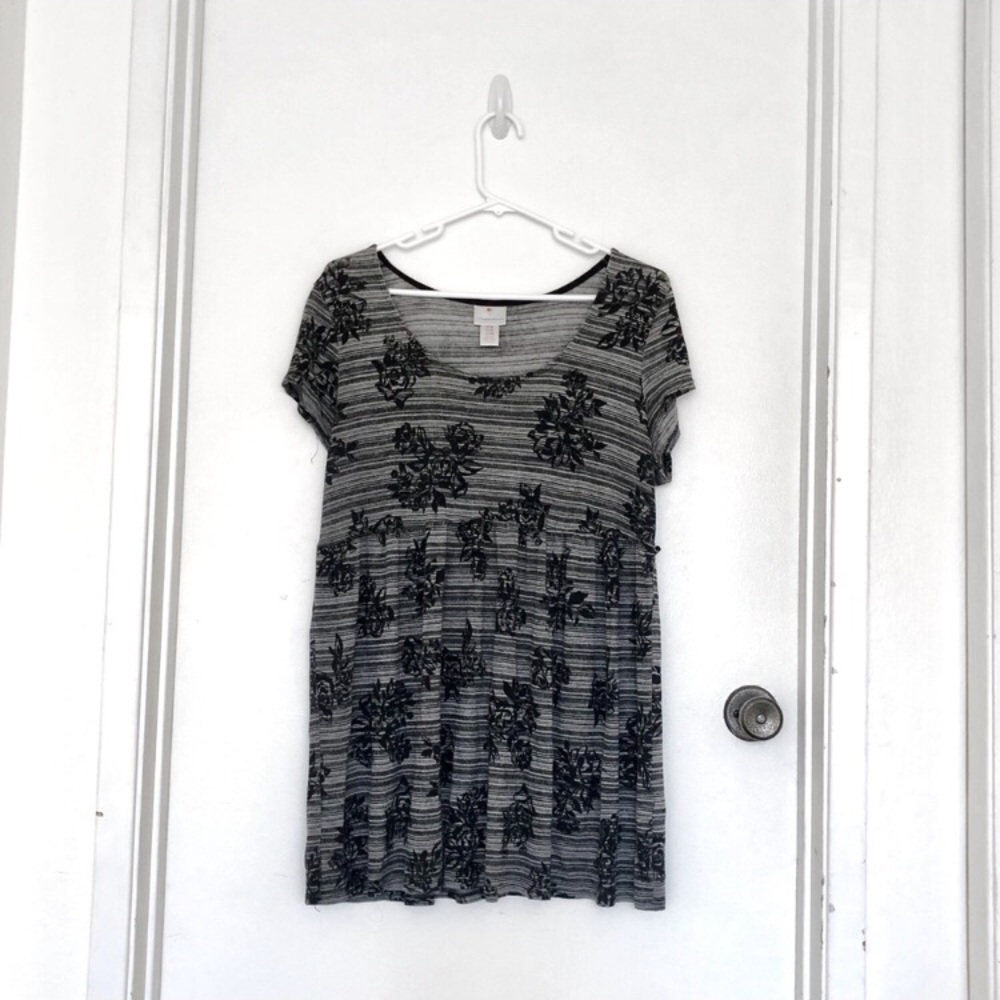 โญ๏ธ5 for $25โญ๏ธ Two Hearts Black and Grey Floral Maternity Floral Top